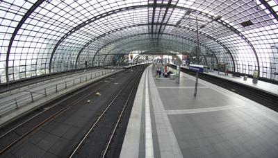 Un viajero camina por un andén vacío en la principal estación de tren de Berlín, Alemania, el 2 de septiembre de 2021. (AP Foto/Michael Sohn)