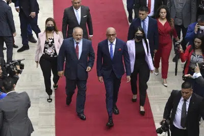 Los líderes llegan a la Asamblea Nacional al comienzo del nuevo año legislativo en Caracas, Venezuela, el jueves 5 de enero de 2023. De izquierda a derecha, la primera vicepresidenta Iris Varela, legisladora y primera vicepresidenta del gobernante Partido Socialista Unido de Venezuela ( PSUV) Diosdado Cabello, el presidente de la Asamblea Nacional Jorge Rodríguez y la segunda vicepresidenta de la Asamblea Nacional Vanessa Montero López. (AP Foto/Matías Delacroix)