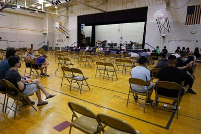 Escena en un centro de vacunación en la escuela London Middle School de Wheeling, Illinois, el 11 de junio del 2021. (AP Photo/Nam Y. Huh)
