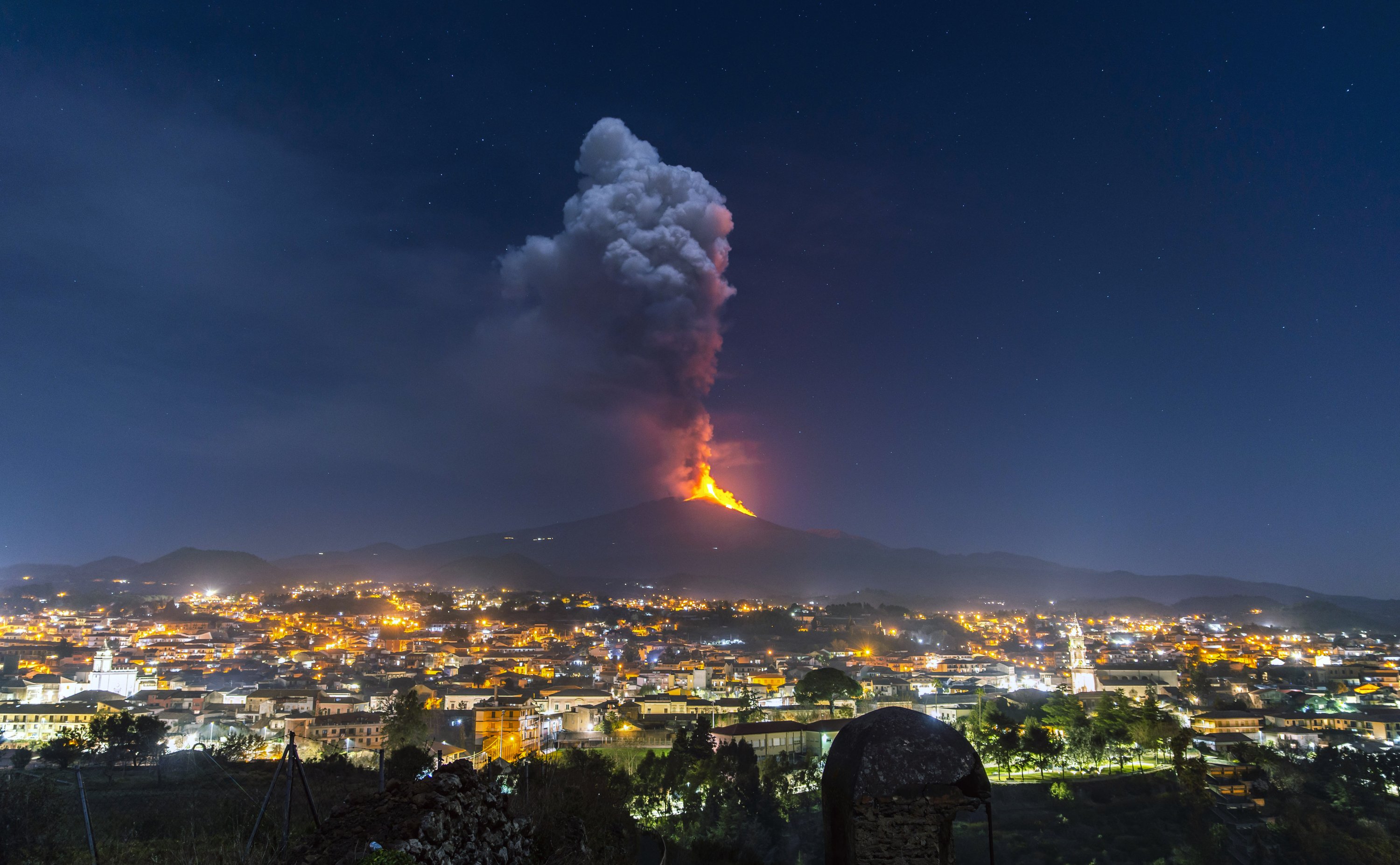 Mount Etna presents its latest spectacular show