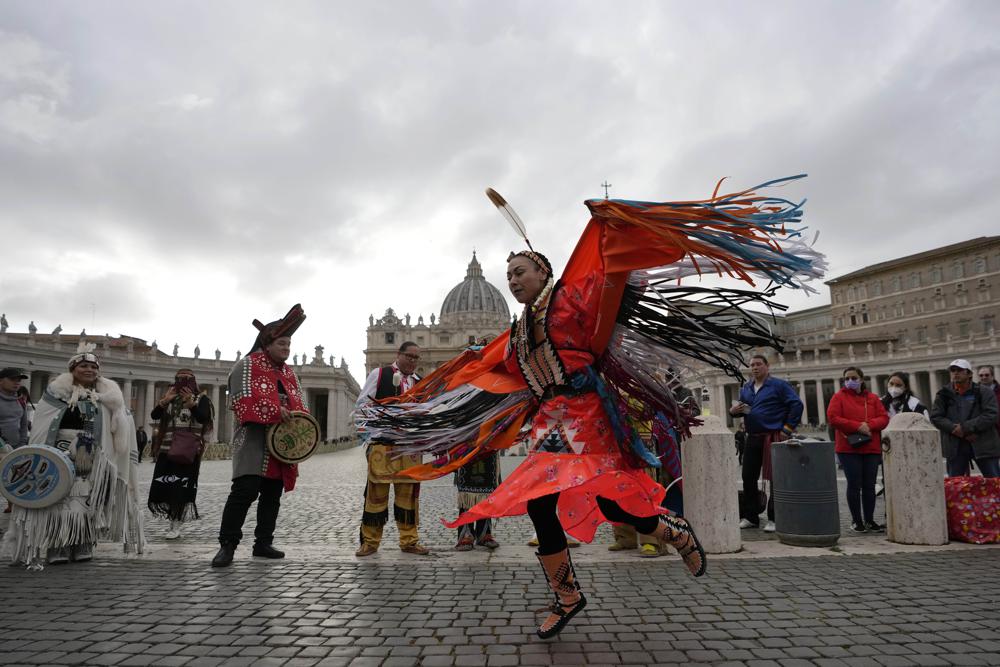 Miembros de la Asamblea de las Primeras Naciones se presentan en la Plaza de San Pedro en el Vaticano, el jueves 31 de marzo de 2022. El Papa Francisco dio la bienvenida a las delegaciones de las Primeras Naciones al Vaticano.  Están buscando una disculpa por el papel de la Iglesia Católica en la gestión de las notorias escuelas residenciales de Canadá para niños indígenas.  (Foto AP/Alessandra Tarantino)