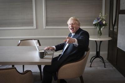 ARCHIVO - En esta imagen del 5 de octubre de 2021, el primer ministro británico, Boris Johnson, prepara su discurso en su habitación de hotel en Manchester, Inglaterra, antes de dirigirse a la Conferencia del Partido Conservador. (Stefan Rousseau/Pool Photo via AP, Archivo)