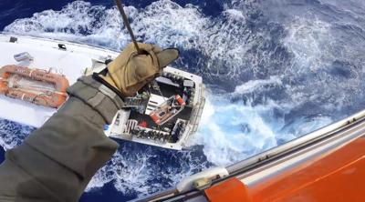 Esta imagen proporcionada por la Guardia Costera de EEUU se observa el rescate de un hombre mordido por un tiburón mientras pescaba a bordo de un barco cerca de Bahamas, el lunes 21 de febrero de 2022. (Guardia Costera de EEUU vía AP)