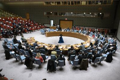 En esta imagen distribuida por Naciones Unidas, el Consejo de Seguridad se reúne en una sesión de emergenbcia sobre Ucrania, 21 de febrero de 2002, en la sede de la OINU. (Evan Schneider/Naciones Unidas via AP)