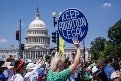 Activistas por el derecho al aborto se manifiestan contra la decisión de la Corte Suprema de EEUU de anular el fallo Roe vs. Wade, en Washington, 30 de junio de 2022. (Foto AP/J. Scott Applewhite, archivo)