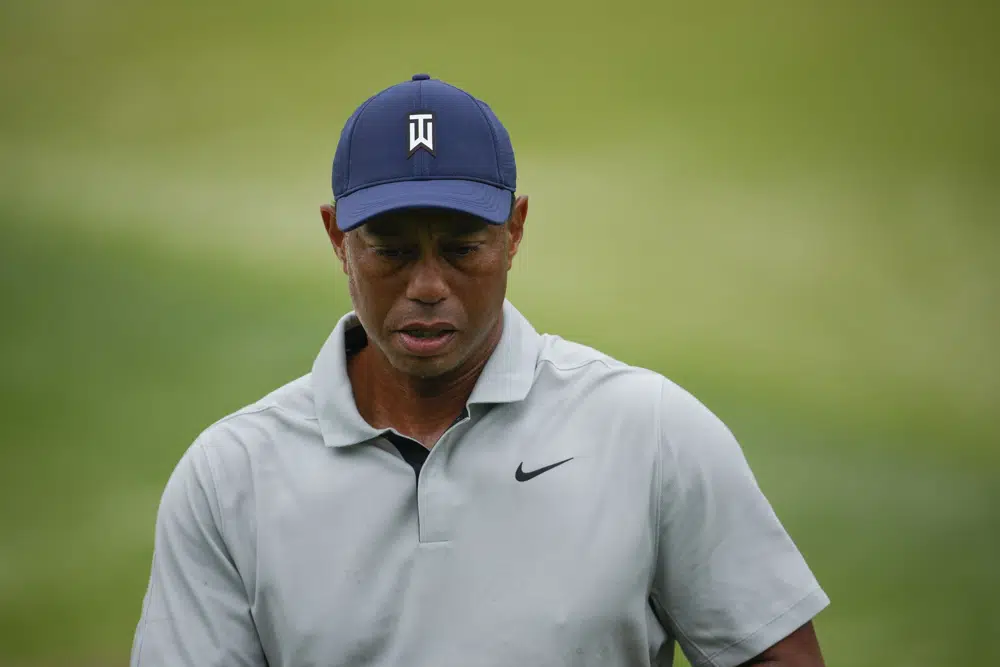 Tiger Woods hace ejercicio en el campo de tiro durante una práctica para el torneo de golf Masters en el Augusta National Golf Club, el martes 4 de abril de 2023, en Augusta, Georgia. (Foto AP/Matt Slocum)