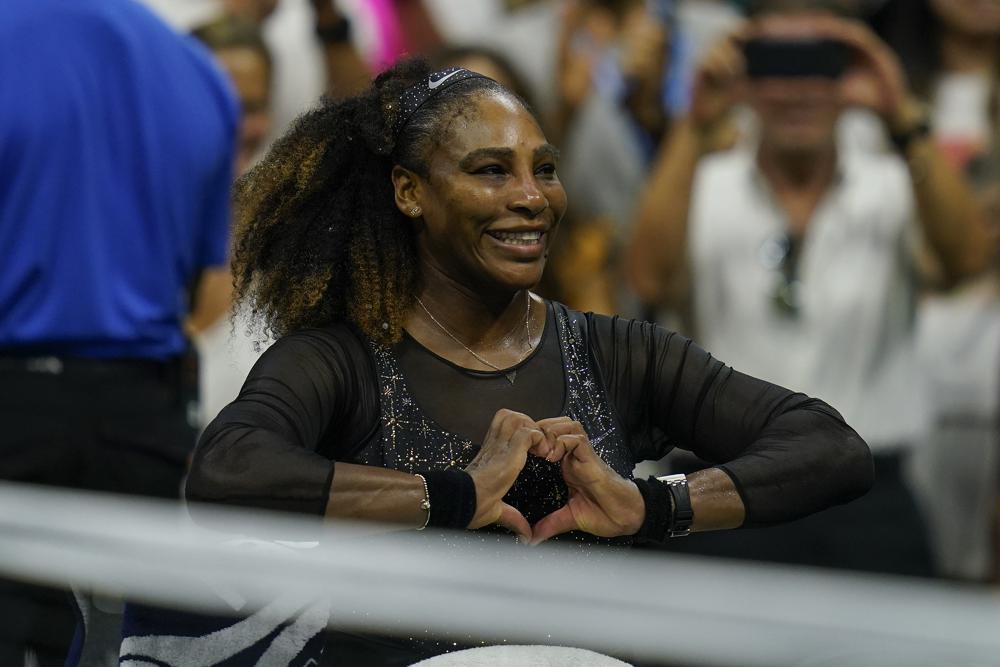 Serena Williams, de Estados Unidos, forma un corazón con las manos tras derrotar a Danka Kovinic, de Montenegro, durante la primera ronda del Abierto de tenis de Estados Unidos, el lunes 29 de agosto de 2022, en Nueva York.  (Foto AP/Charles Krupa)