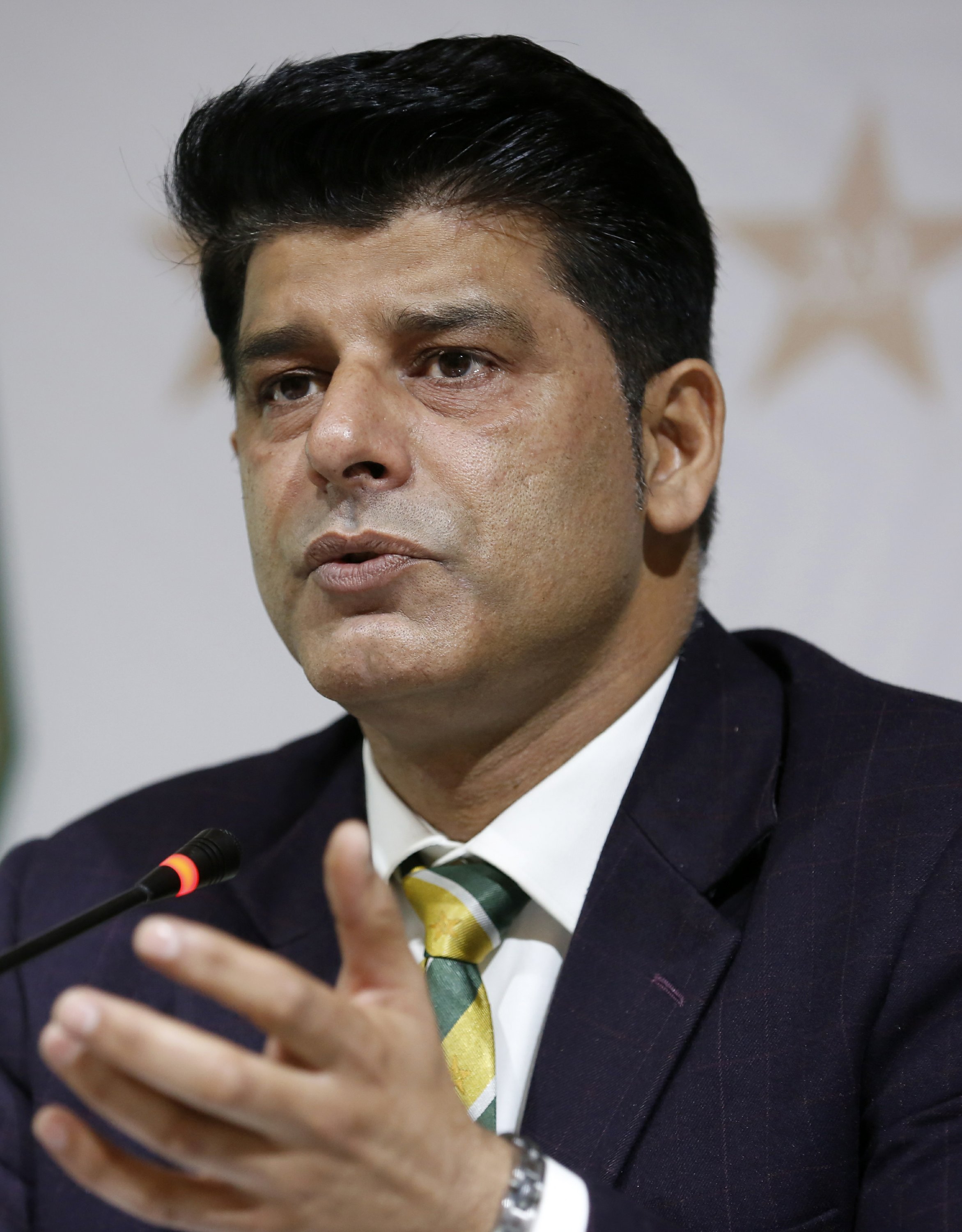 Hafeez left out of Pakistan T20 squad to play South Africa | AP News