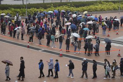 Gente esperando para hacerse pruebas de coronavirus en un centro de pruebas en Hong Kong, el lunes 7 de febrero de 2022. (AP Foto/Vincent Yu)