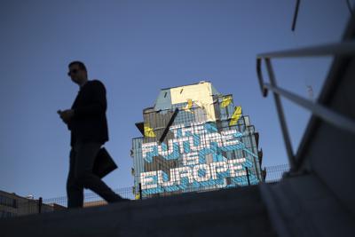 Fotografía de archivo del 23 de julio de 2019 de un hombre caminando frente a una pintura de arte callejero que lee "El futuro es Europa", en Bruselas. (AP Foto/Francisco Seco)