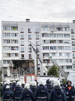 Personal de emergencia trabaja en el sitio donde hubo una explosión de gas en un edificio residencial en Noginsk, 50 kms al este de Moscú, Rusia, el 8 de septiembre de 2021. (AP Foto/Maxim Marmur)