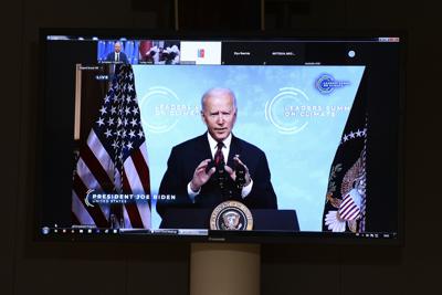 ARCHIVO - En esta foto del 22 de abril del 2021, el presidente estadounidense Joe Biden es visto en una pantalla mientras el presidente del Consejo Europeo Charles Michel participa en una cumbre virtual global sobre el clima vía video en Bruselas. (Johanna Geron/Pool Foto via AP)