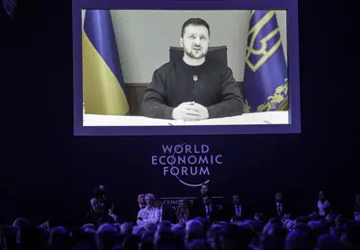 El presidente ucraniano Volodymyr Zelenskyy da un discurdso en video a los asistentes al Foro Económico Mundial de Davos, Suiza, el 18 de enero de 2023. (Foto AP/Markus Schreiber)