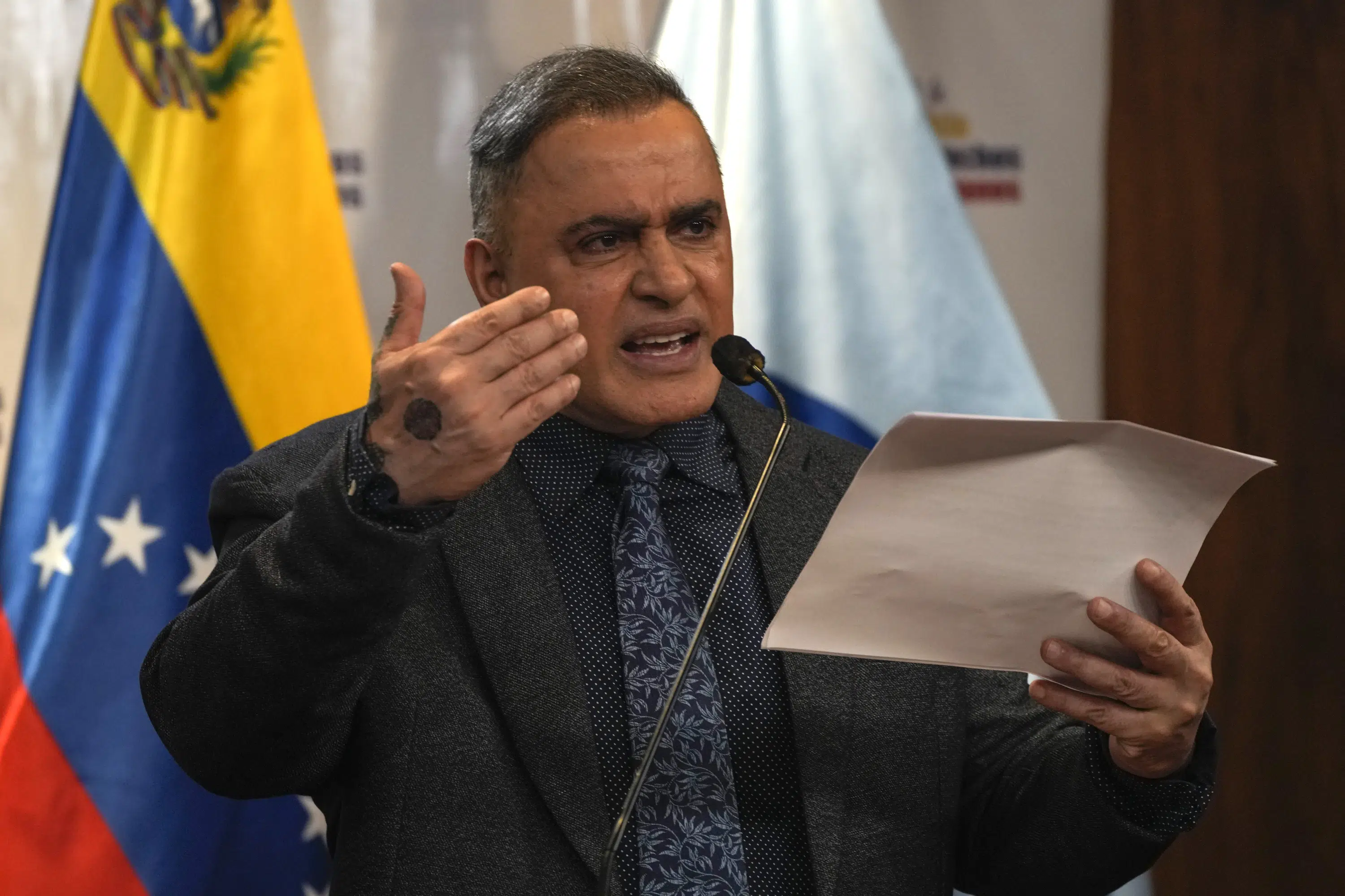 Venezuela ordena la detención de legisladores exiliados que luchan contra Maduro