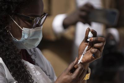 ARCHIVO - En esta foto de archivo del 23 de febrero de 2021, un trabajador sanitario prepara una dosis de la vacuna china Sinopharm al comenzar una campaña de vacunación contra el COVID-19 en Dakar, Senegal. (AP Foto/Leo Correa, File)