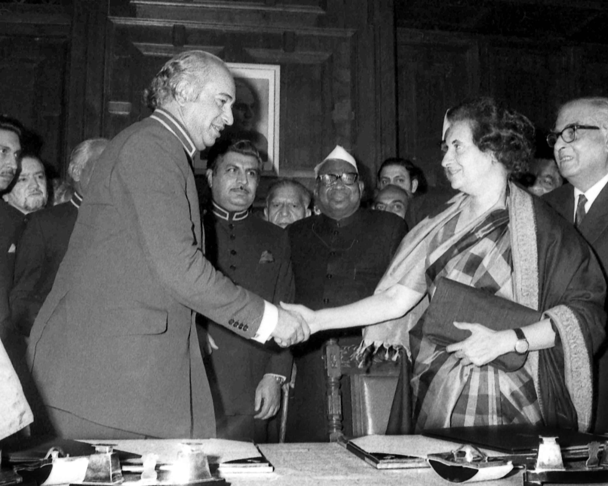 ARQUIVO - A primeira-ministra indiana Indira Gandhi, à direita, e o presidente do Paquistão, Zulfikar Ali Bhutto, apertam as mãos após assinatura e acordo na Mansão do Governador, em Simla, na Índia, em 28 de junho de 1972. Após vários dias de negociações, o acordo prevê a retirada de forças de suas fronteiras e renúncia ao uso da força. (Foto/Arquivo AP)