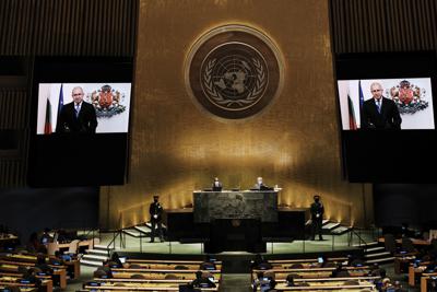 El presidente de Bulgaria, Rumen Radev, visto en una pantalla durante su intervención por videoconferencia en la 76ta sesión de la Asamblea General de Naciones Unidas, el 21 de septiembre de 2021 en la sede de la ONU, en Nueva York. (Spencer Platt/Pool Photo via AP)