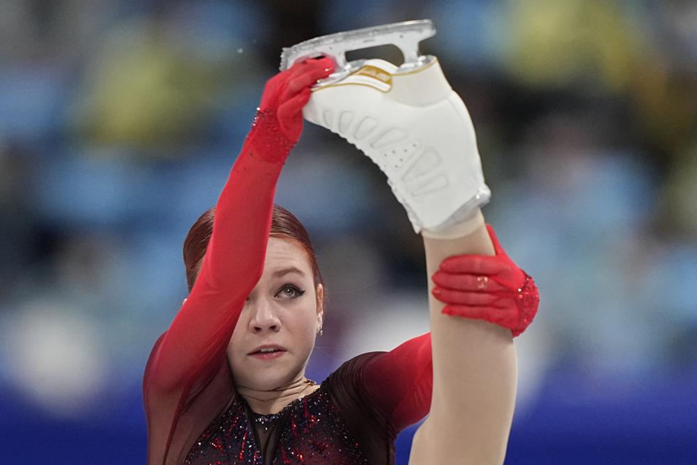 Alexandra Trusova, del Comité Olímpico Ruso, compite en el programa corto femenino durante el patinaje artístico en los Juegos Olímpicos de Invierno de 2022, el martes 15 de febrero de 2022 en Beijing.  (Foto AP/David J. Phillip)