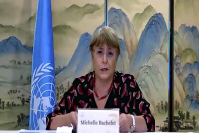 En esta imagen hecha de video en línea, la Alta Comisionada de las Naciones Unidas para los Derechos Humanos, Michelle Bachelet, habla durante una conferencia de prensa en línea en Guangzhou, en la provincia de Guangdong, en el sur de China, el sábado 28 de mayo de 2022. Bachelet se encuentra en una visita de seis días a China que incluye Xinjiang, una región donde el gobierno chino ha sido acusado de violaciones de derechos humanos. (Alto Comisionado de las Naciones Unidas para los Derechos Humanos vía AP)