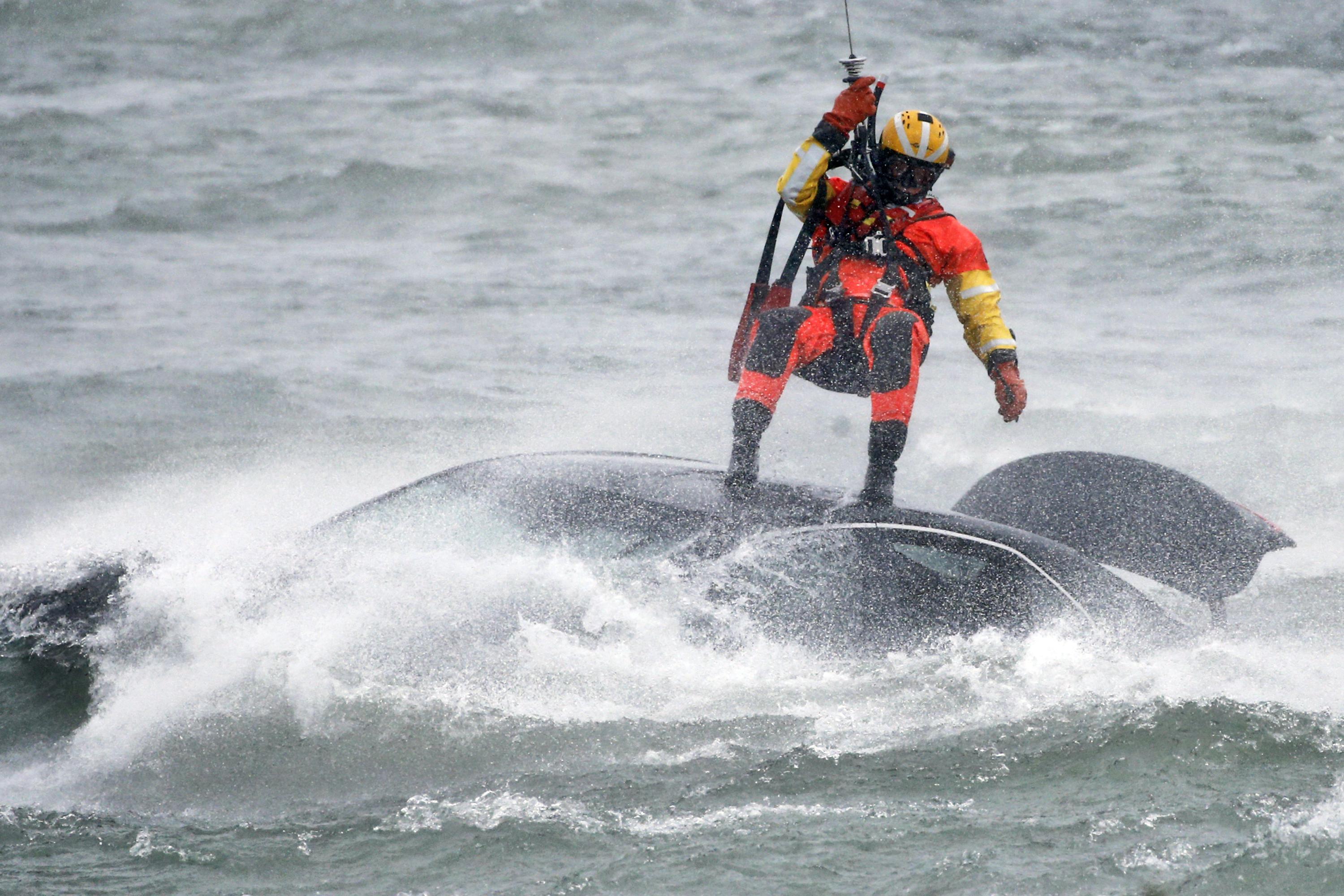 Car in Niagara Falls rescue attempt went over brink AP News