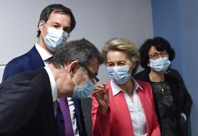 ARCHIVO - La presidenta de la Comisión Europea, Ursula von der Leyen, 2do derecha, habla con el CEO de Pfizer, Albert Bourla, izquierda y el primer ministro belga Alexander De Croo, 2do izquierda, durante una visita a la empresa farmacéutica en Puurs, Bélgica, 23 de abril de 2021. (John Thys/Pool Foto via AP, File)