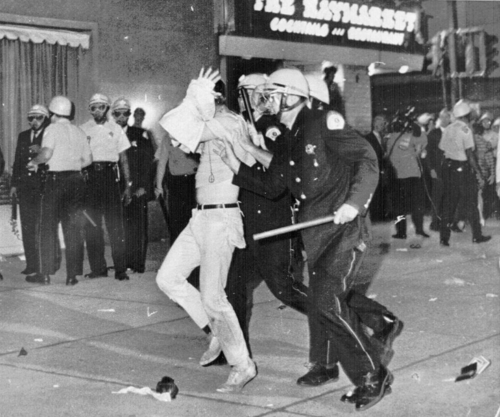 La policía de Chicago detiene a un manifestante en esta foto tomada el agosto. 28, 1968. (Foto AP / Archivo)