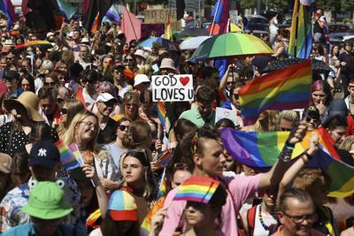 La marcha de orgullo gay en Varsovia, Polonia, el 25 de junio del 2022.  (Foto AP/Michal Dyjuk)