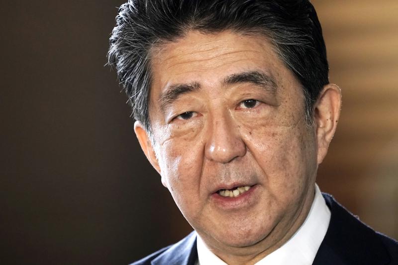 KORRIGIERTES DATUM – DATEI – Japans scheidender Premierminister Shinzo Abe spricht mit den Medien, als er am 16. September 2020 im Büro des Premierministers zu einer Kabinettssitzung in Tokio eintrifft. Japans NHK TV sagt am Freitag, den 8. Juli 2022, ehemaliger Premierminister Minister Abe wurde offenbar während einer Wahlkampfrede beschossen und brach zusammen. (AP Photo/Eugene Hoshiko, Akte)