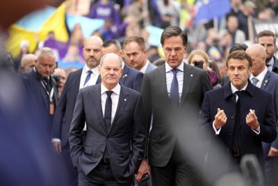 ARCHIVO - Izquierda a derecha, el canciller alemán Olaf Scholz, el primer ministro holandés Mark Rutte y el presidente francés Emmanuel Macron arriban a una cumbre de la UE en el Castillo de Praga, 7 de octubre de 2022. (AP Foto/Darko Bandic, File)