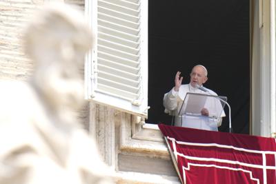 El papa Francisco bendice a los feligreses durante la plegaria del Angelus desde la ventana de su estudio frente a la Plaza de San Pedro, el domingo 4 de julio de 2021, en el Vaticano. (AP Foto/Alessandra Tarantino)