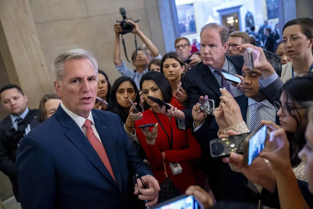 ARCHIVO - El presidente de la Cámara de Representantes, Kevin McCarthy, de California, habla con los reporteros afuera de su oficina en el Capitolio en Washington, el 7 de junio de 2023. El intento de McCarthy de apaciguar a los republicanos de línea dura y hacer que la Cámara se mueva nuevamente después de una reciente rebelión del partido en el pleno tiene algunos Los demócratas advierten sobre un camino difícil por delante cuando se trata de aprobar una legislación que mantendrá al gobierno en funcionamiento.  (Foto AP/Andrew Harnik, archivo)