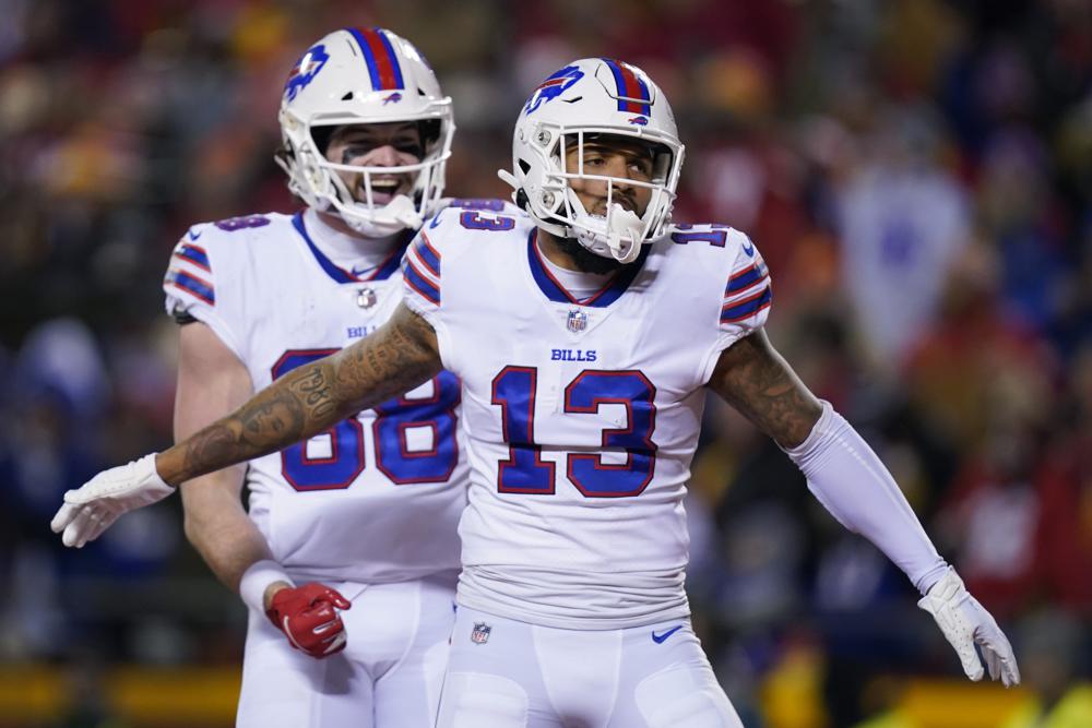 El receptor abierto de los Buffalo Bills, Gabriel Davis (13), celebra con su compañero de equipo Dawson Knox (88) después de atrapar un pase de touchdown de 18 yardas durante la primera mitad de un partido de fútbol de la ronda divisional de la NFL contra los Kansas City Chiefs, el domingo 23 de enero de 2022 , en Kansas City, Missouri (AP Photo/Ed Zurga)