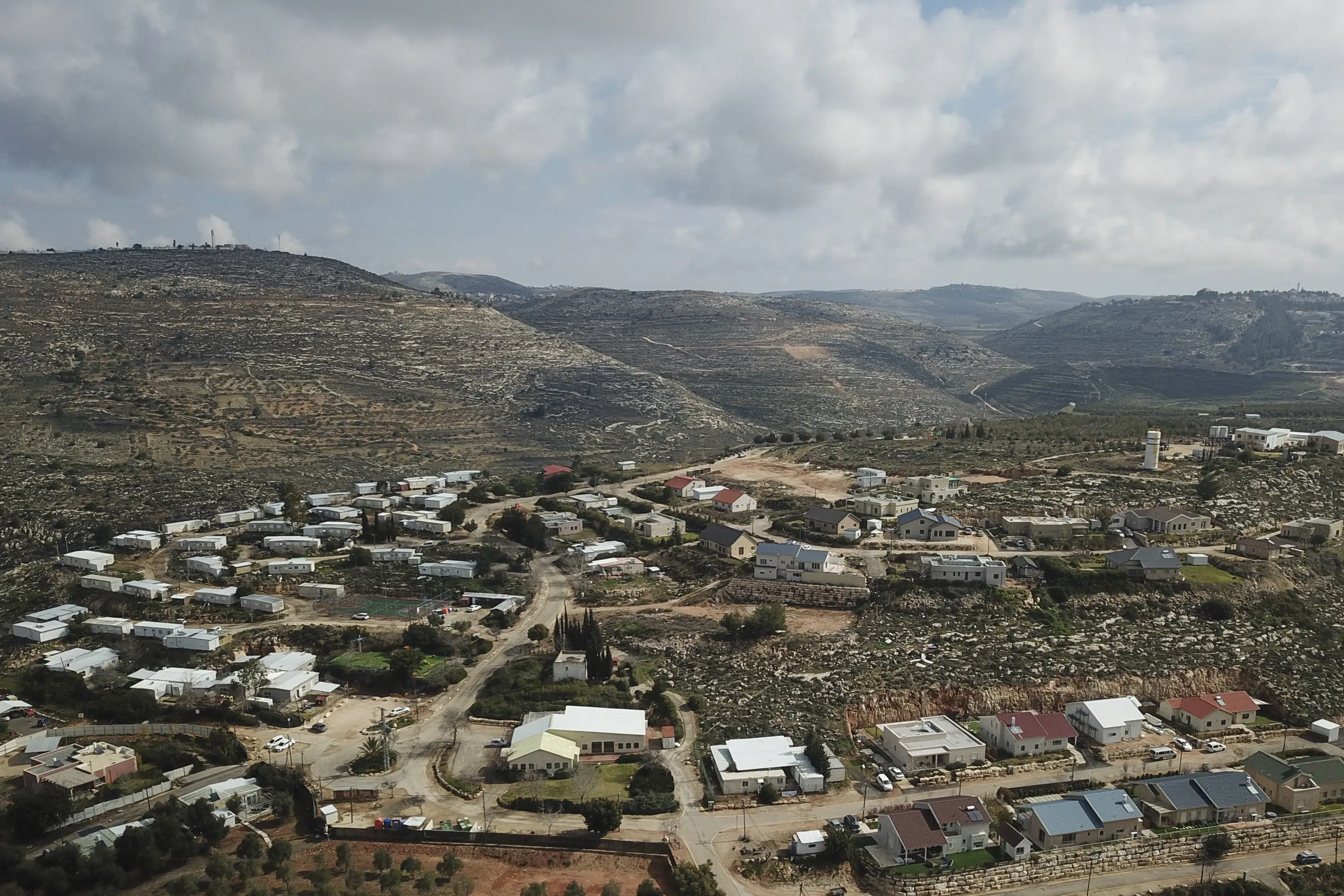 Les approbations d’avant-poste d’Israël stimulent les colons et approfondissent le conflit