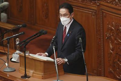El primer ministro japonés Fumio Kishida ofrece un discurso durante una sesión extraordinaria en la cámara baja del Parlamento, en Tokio, el lunes 6 de diciembre de 2021. (AP Foto / Koji Sasahara)