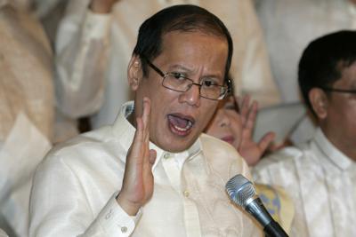 ARCHIVO - En esta imagen de archivo del 30 de junio de 2010, el entonces recién investido presidente de Filipinas, Benigno Aquino III, en un acto para nombrar a funcionarios locales en su primer día en el palacio presidencial de Malacanang, en Manila, Filipinas. El expresidente de Filipinas Beningno Aquino III, hijo de dos líderes prodemocracia que ayudaron a derrocar al dictador Ferdinand Marcos y tuvo una difícil relación con China, murió el jueves, según dijeron autoridades y un primo. Tenía 61 años. (AP Foto/Aaron Favila, Archivo)