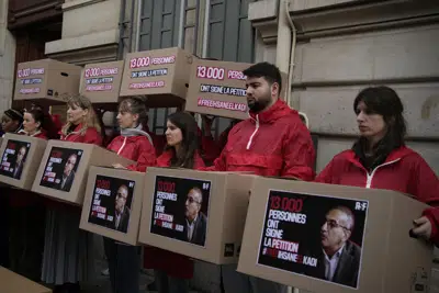 Una protesta a favor de Ihsane El Kadi, periodista argelino detenido en Argelia, frente a la embajada argelina en París, el 30 de marzo de 2023. (Foto AP/Christophe Ena)