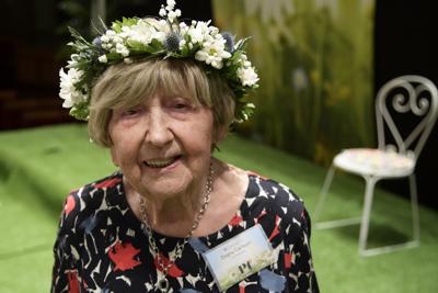 Foto de la bloguera Dagny Carlsson en Berwaldhallen, Estocolmo, Suecia, 14 de junio de 2017.  Dagny Carlsson, considerada la bloguera más anciana del mundo, ha muerto, informaron la prensa sueca y su página de fans el viernes 25 de marzo de 2022. Tenía 109 años. (Anders Wiklund/TT via AP)