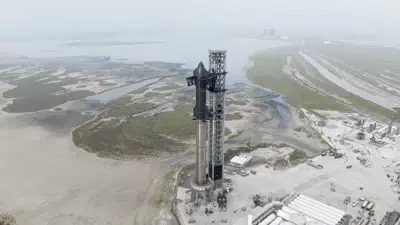 Foto sin fecha proporcionada por SpaceX que muestra el cohete Starship de la compañía en su sitio de lanzamiento en Boca Chica, Texas. (SpaceX vía AP)