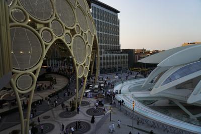 El Domo Al Wasl (izquierda) junto al pabellón de Emiratos Árabes Unidos (derecha) durante la Expo 2020 el viernes 1 de octubre de 2021 en Dubái, Emiratos Árabes Unidos. (AP Foto/Jon Gambrell)