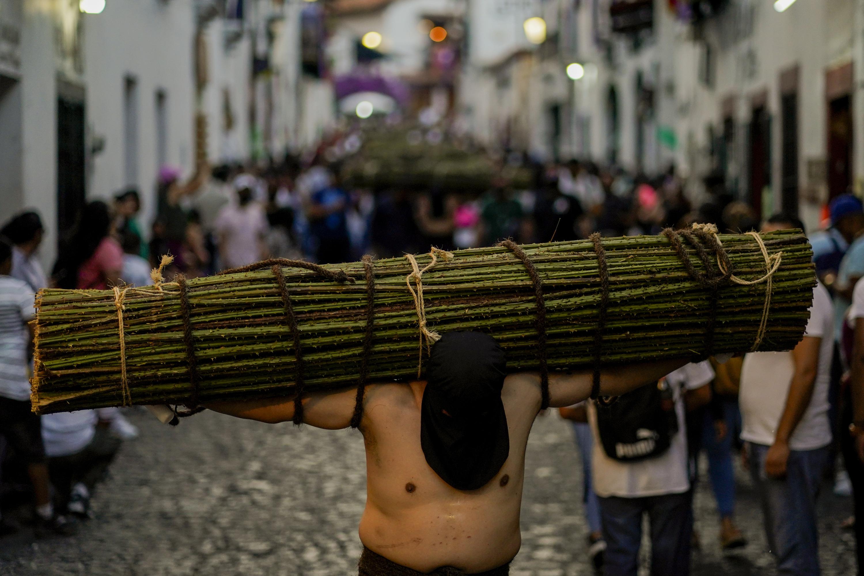 Las multitudes regresan a la Ciudad de México, restaurando el crucifijo