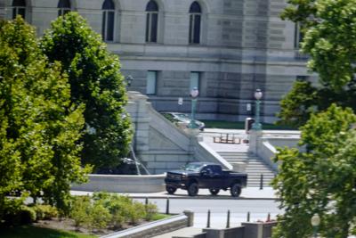 Una camioneta tipo pickup se encuentra estacionada sobre la acera frente al edificio Thomas Jefferson, de la Biblioteca del Congreso, en una imagen tomada desde una ventana del Capitolio, el jueves 19 de agosto de 2021, en Washington. (AP Foto/Alex Brandon)