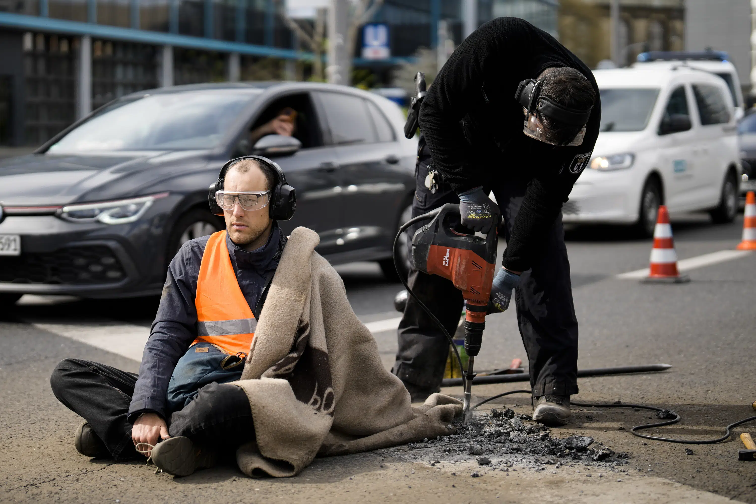 İklim protestocuları Berlin’de trafiği durdurmaya çalışıyor