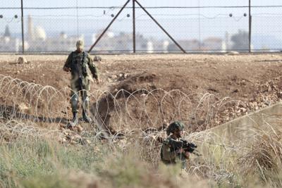 ARCHIVO - En imagen de archivo del 12 de septiembre de 2021, soldados israelíes toman sus posiciones a lo largo de la frontera entre el norte de Cisjordania, cerca del poblado de Yenin, e Israel en la búsqueda de dos de los seis palestinos que se fugaron de una prisión de máxima seguridad hace dos semanas, en una carretera que da a Yenin. (AP Foto/Ariel Schalit, archivo)