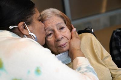 ARCHIVO - Rosa DeSoto, izquierda, abraza a su madre Gloria DeSoto, de 93 años, que sufre de demencia, en el hogar de ancianos Hebrew Home en Riverdale, Nueva York, el 28 de marzo del 2021. (AP Foto/Kathy Willens)
