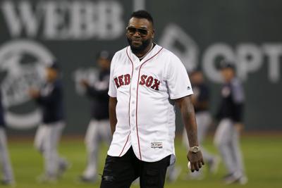 David Ortiz, retirado pelotero de los Medias Rojas de Boston, previo a un lanzamiento ceremonial en un juego contra los Yanquis de Nueva York, el 9 de septiembre de 2019. (AP Foto/Michael Dwyer)