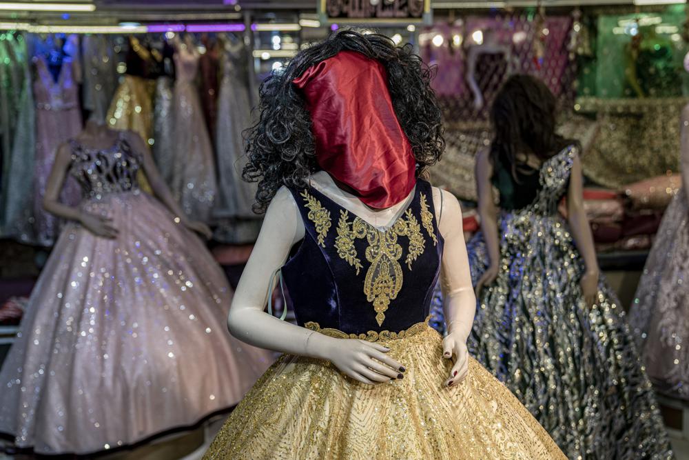 Un maniquí con la cabeza cubierta en una tienda de vestidos para dama, el lunes 26 de diciembre de 2022, en Kabul. En el gobierno del Talibán, los maniquíes de tiendas para dama de toda la capital afgana se han convertido en una visión inquietante, ya que sus cabezas están cubiertas con tela o envueltas con bolsas de plástico negra. Los maniquíes encapuchados son un símbolo del gobierno puritano del Talibán en Afganistán. (AP Foto/Ebrahim Noroozi)