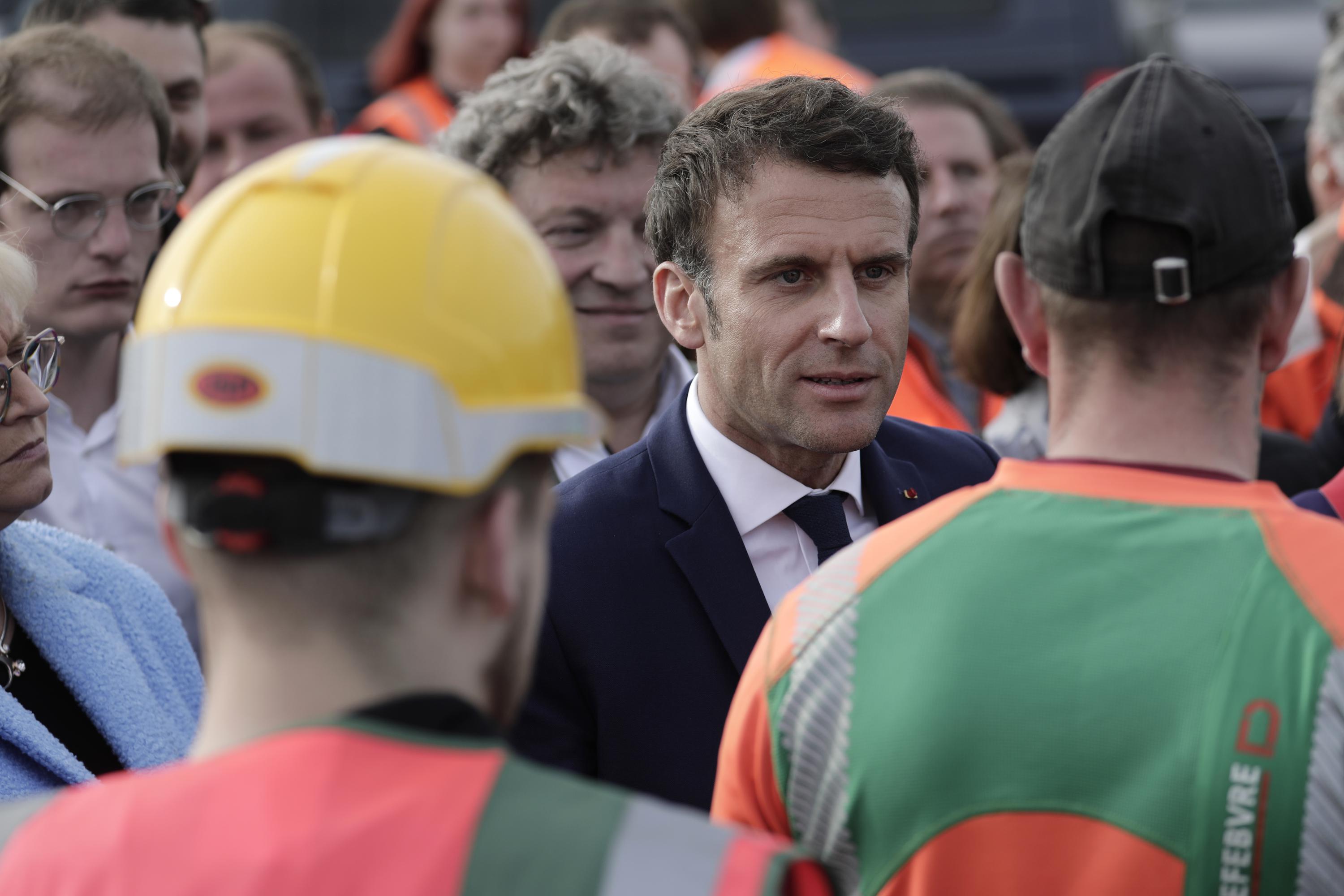 Macron to Face LePen in French Presidential Run-Offs