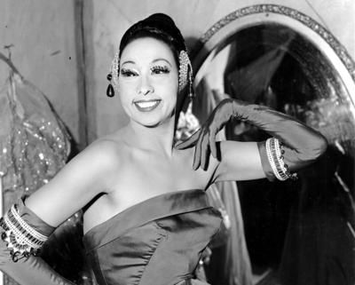 ARCHIVO - En esta fotografía del 6 de marzo de 1961, la cantante Josephine Baker posa en su vestidor en un teatro de Nueva York. (AP Foto)