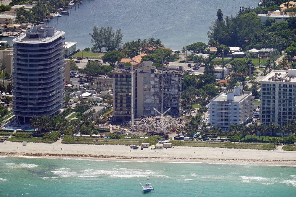 El número de muertos por el colapso del edificio en Florida aumentó, mientras los rescatistas no descansan para encontrar aún personas con vida 2 This aerial image shows an oceanfront condo building that partially collapsed three days earlier, resulting in fatalities and many people still unaccounted for, in Surfside, Fla., Sunday, June 27, 2021. (AP Photo/Gerald Herbert)