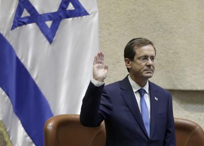 Isaac Herzog toma juramento como nuevo presidente de Israel en una ceremonia en el Parlamento, en Jerusalén, el 7 de julio de 2021. (AP Foto/Sebastian Scheiner)
